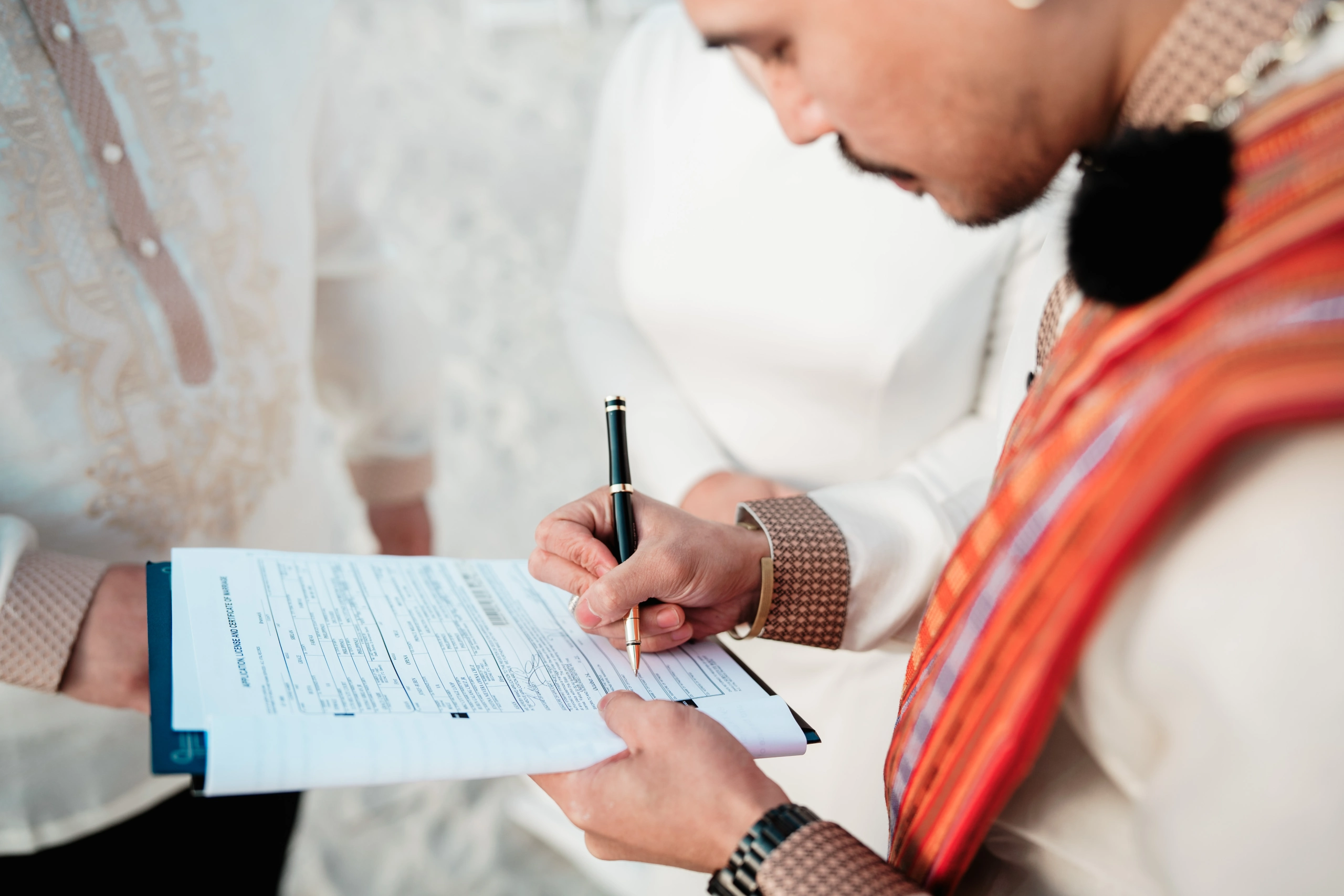 photographer captures couples getting married in raleigh| North Carolina wedding photographer